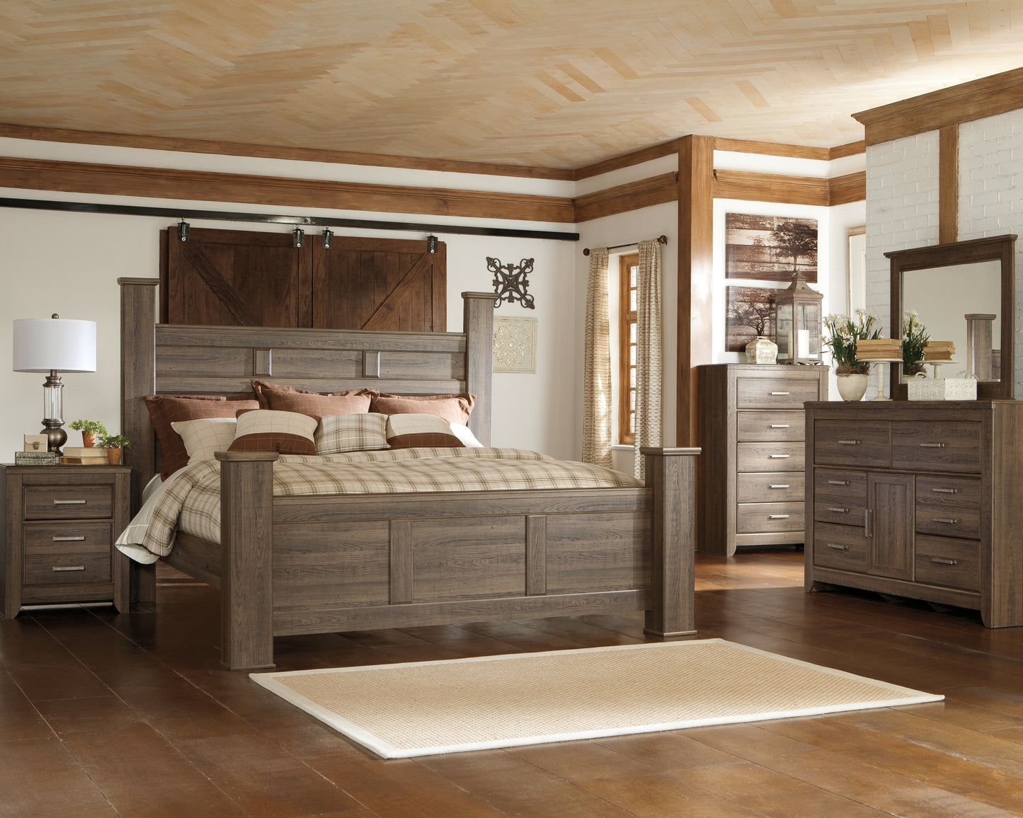 Juararo Queen Poster Bed with Dresser