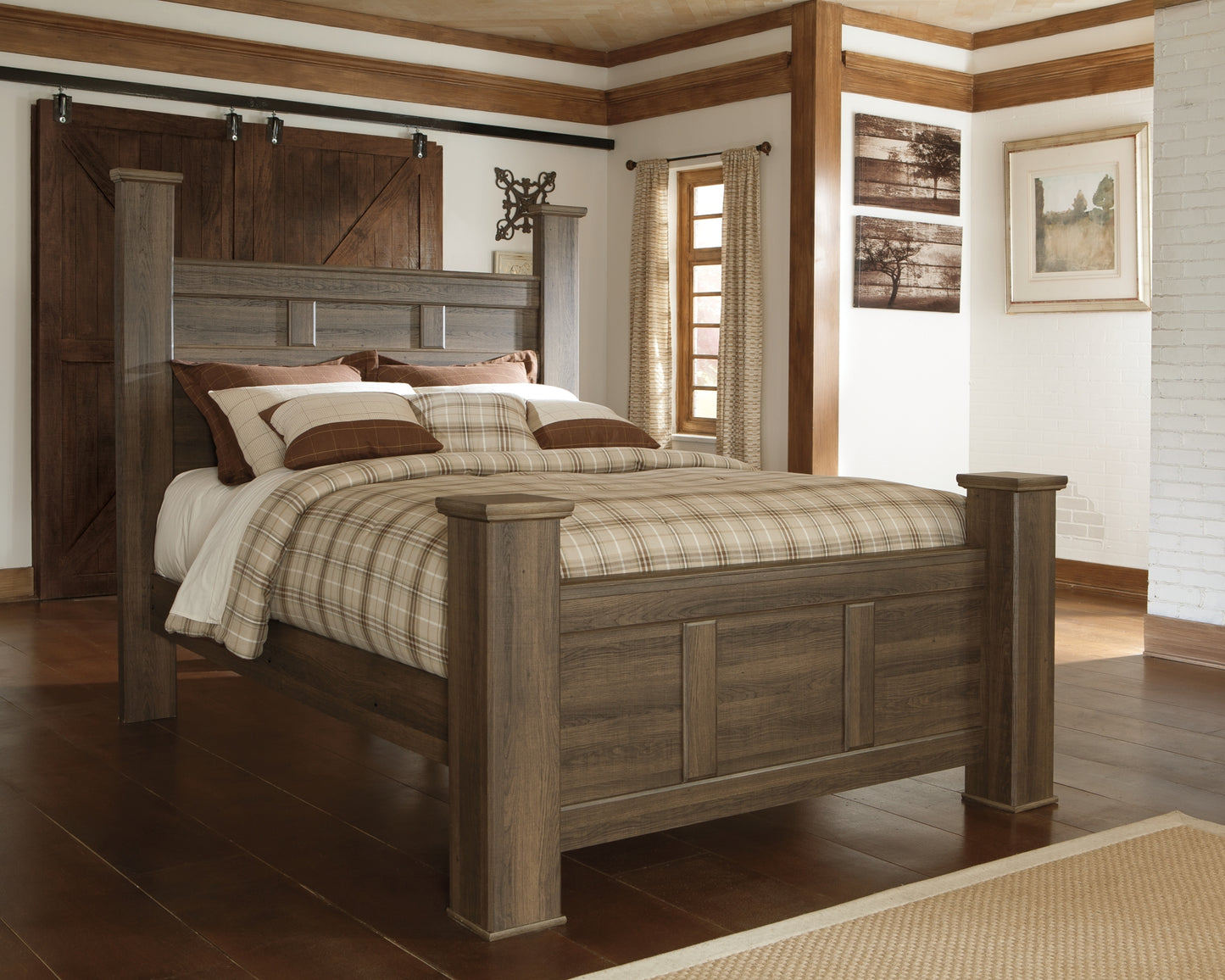 Juararo Queen Poster Bed with Dresser