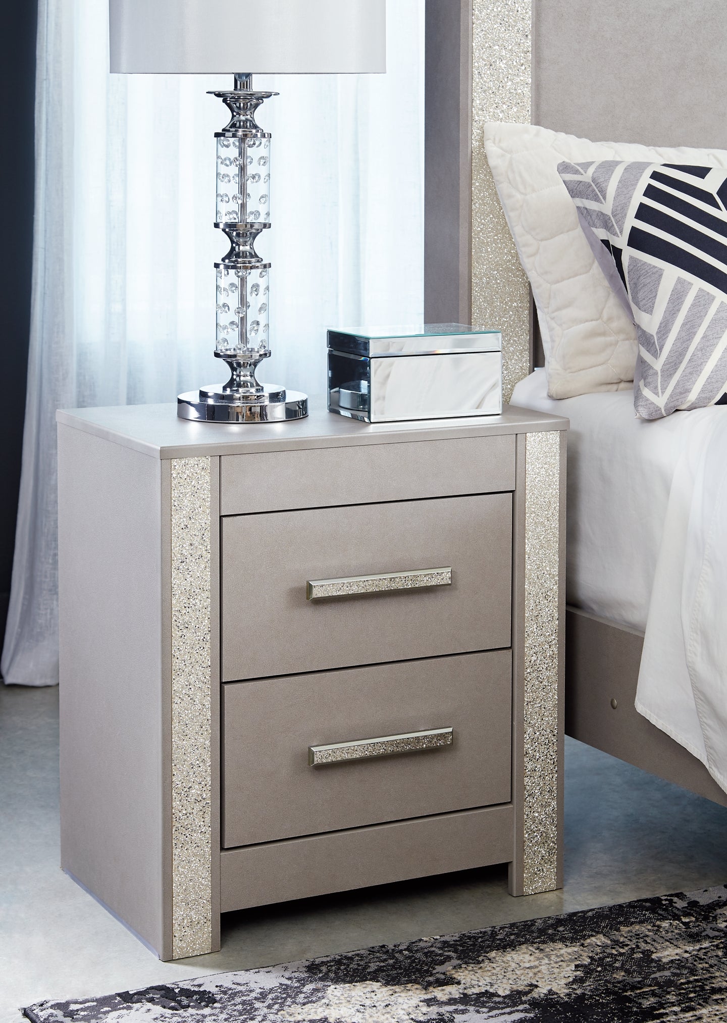 Surancha Queen Poster Bed with Mirrored Dresser and Nightstand