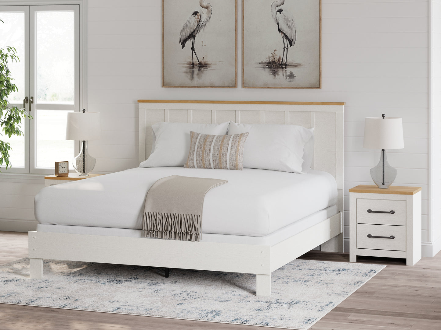 Linnocreek King Panel Bed with Mirrored Dresser